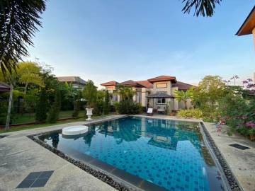3 Bedrooms 4 Bathrooms 200 SQ.M. Bangsaray House