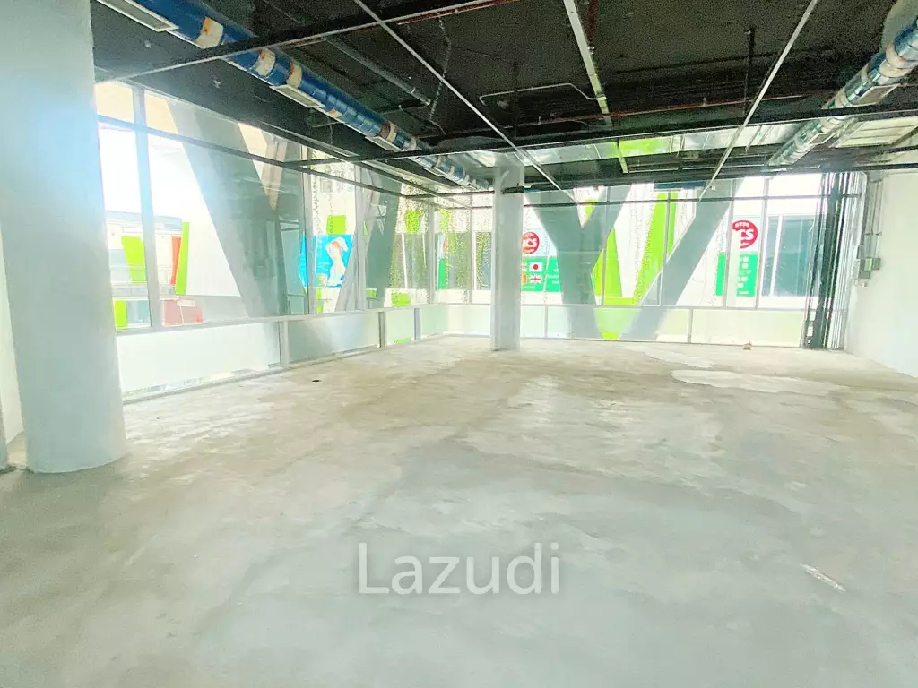 Retail space for rent in Srinakarin