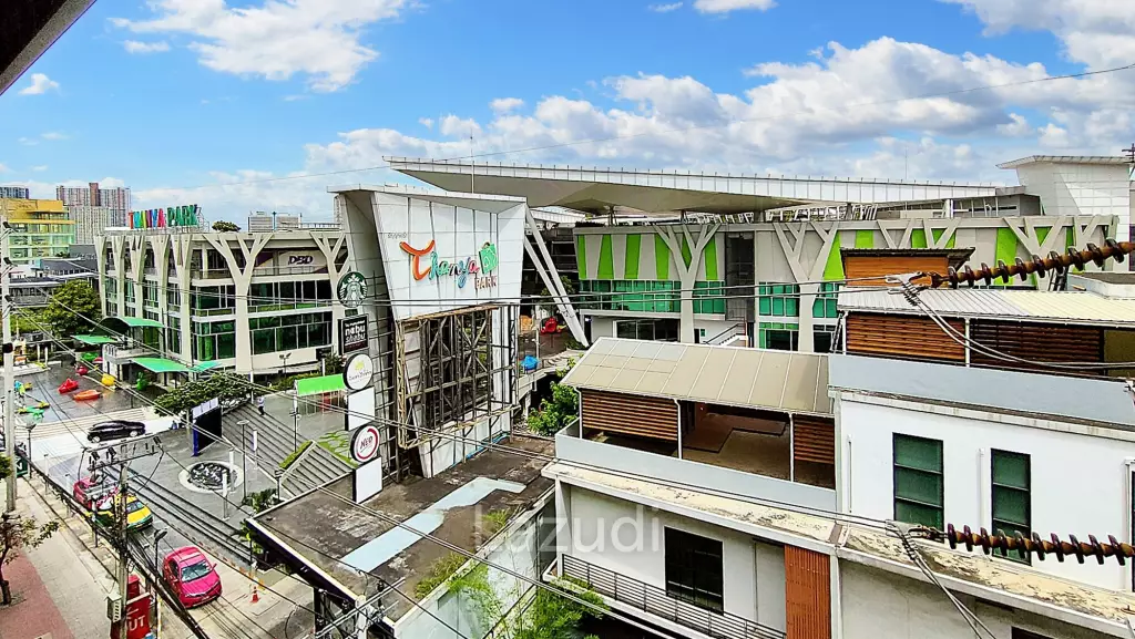 Retail space for rent in Srinakarin