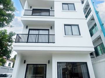 Prime 3-Storey Home Office for Rent in Sukhumvit 65 - Near BTS Ekkamai