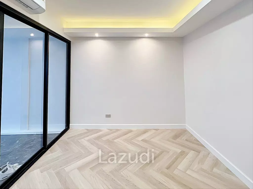 4 Bed 3 Bath 210 SQ.M Townhouse in Ekkamai