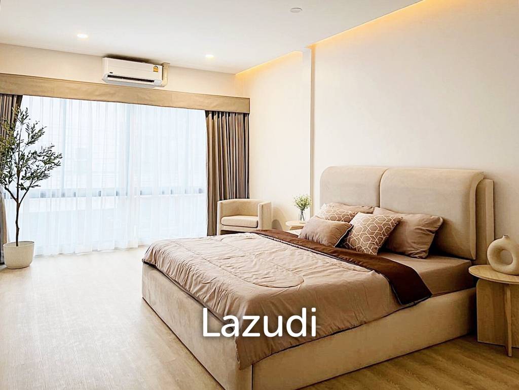 4 Bed 3 Bath 210 SQ.M Townhouse in Ekkamai