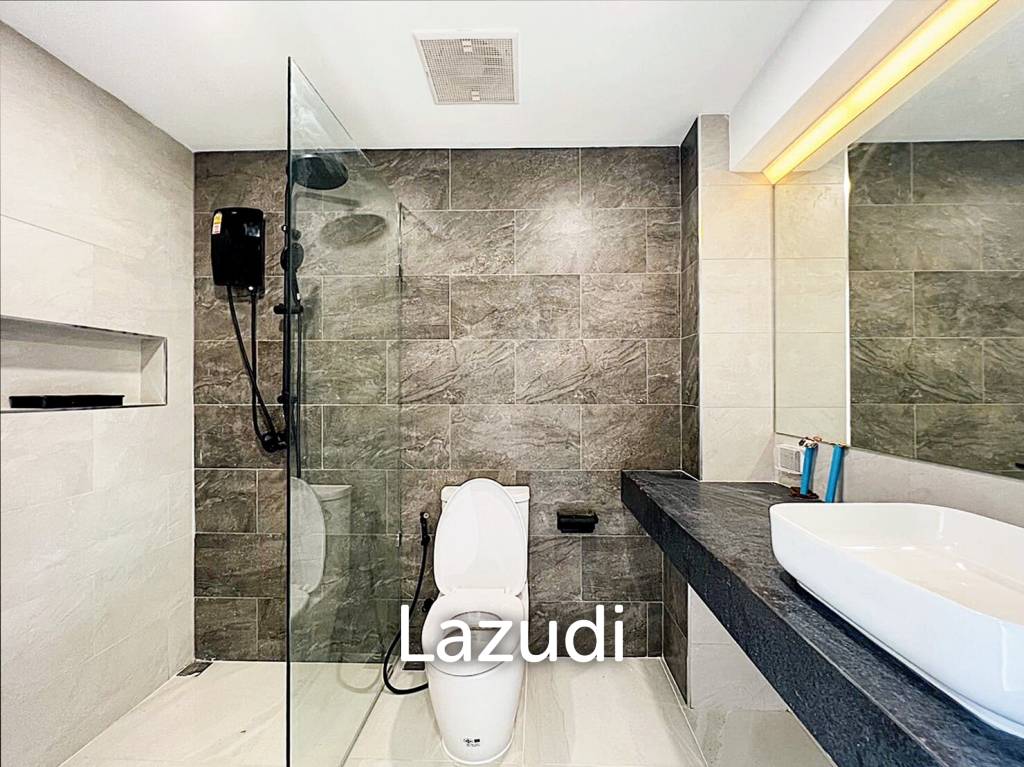 4 Bed 3 Bath 210 SQ.M Townhouse in Ekkamai