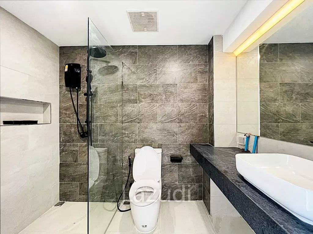 4 Bed 3 Bath 210 SQ.M Townhouse in Ekkamai