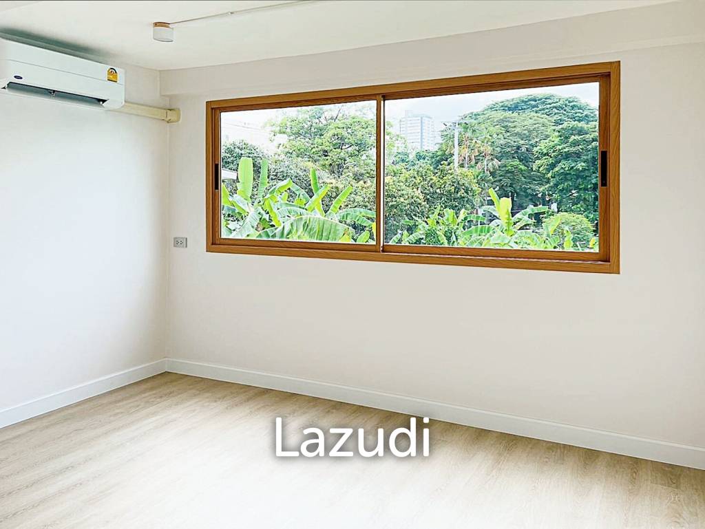 4 Bed 3 Bath 210 SQ.M Townhouse in Ekkamai