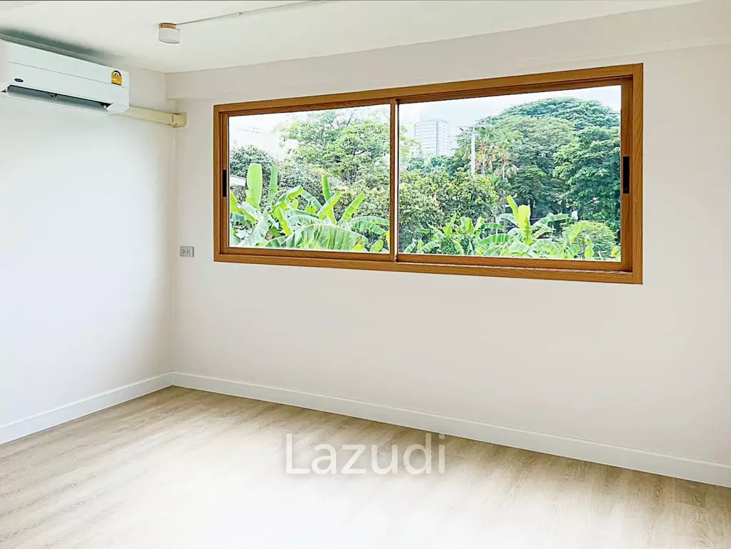 4 Bed 3 Bath 210 SQ.M Townhouse in Ekkamai