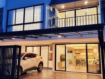4 Bed 3 Bath 210 SQ.M Townhouse in Ekkamai