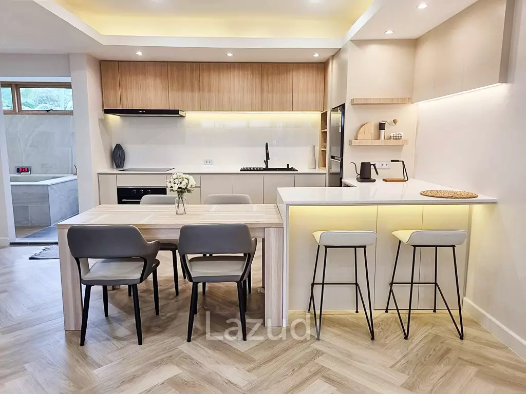 4 Bed 3 Bath 210 SQ.M Townhouse in Ekkamai
