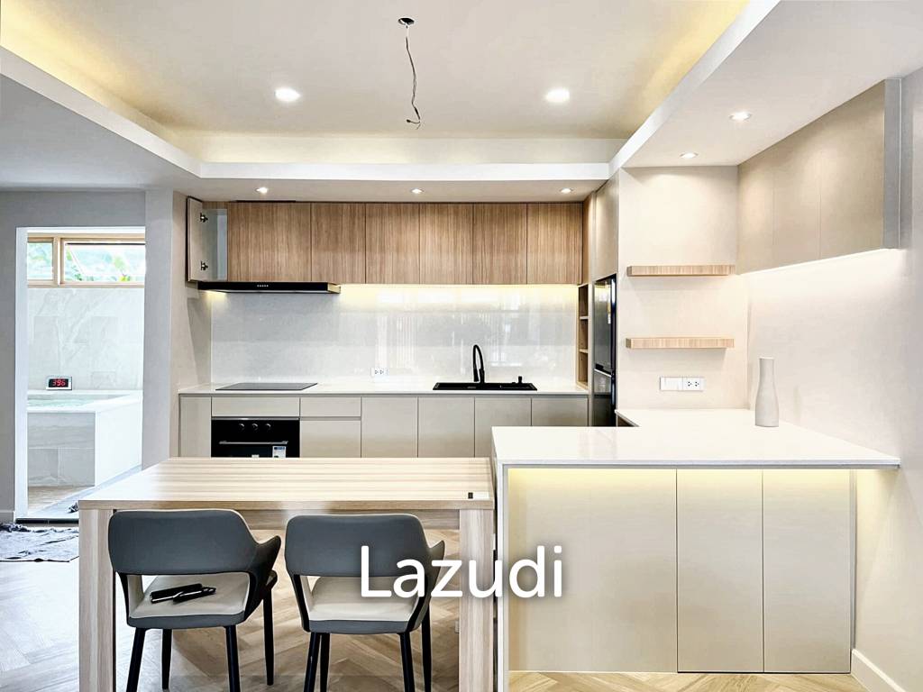 4 Bed 3 Bath 210 SQ.M Townhouse in Ekkamai