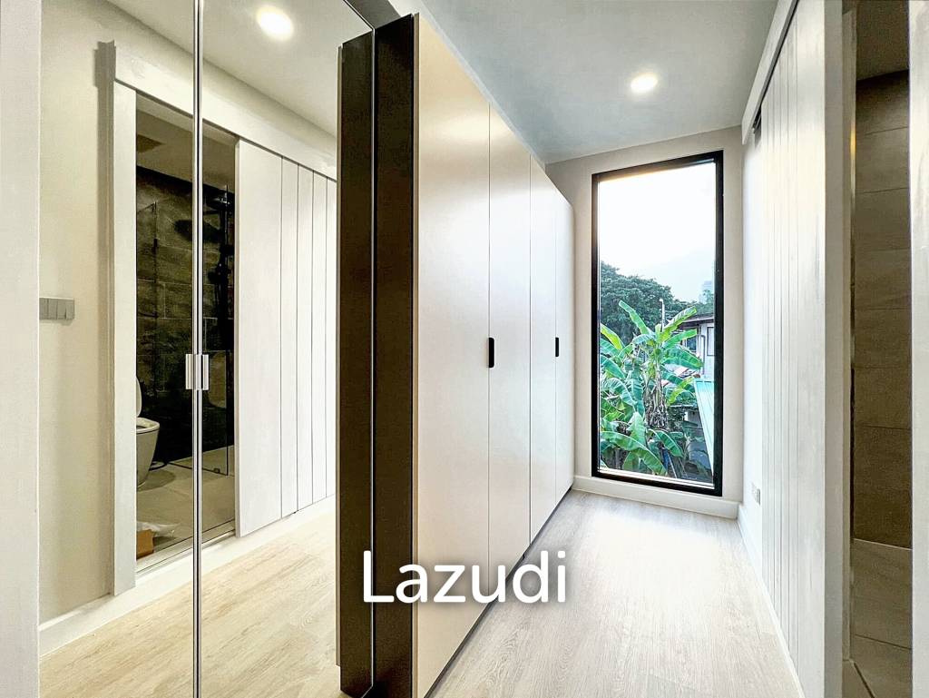 4 Bed 3 Bath 210 SQ.M Townhouse in Ekkamai