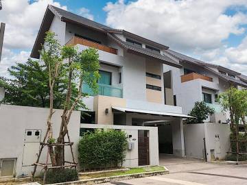3 Bed 4 Bath 340 SQ.M Private Nirvana Resindence