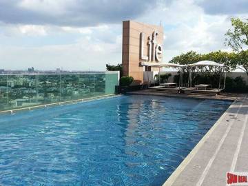 Life @ Sukhumvit | Furnished One Bed City View Condo Directly on Sukhumvit Located on High Floor close to BTS at Ekkamai/Phra Khanong