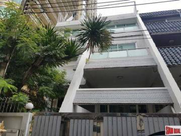 Five Bedroom Family-Style Townhouse in the Center of the City, Phrom Phong