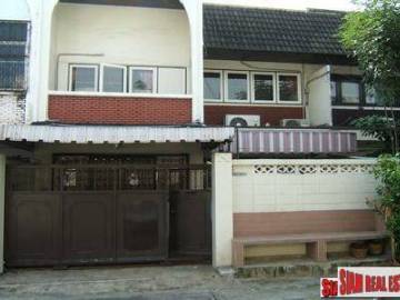 Traditional 3 bedrooms, 2 bathrooms townhouse for sale on the middle of Sukhumvit 71