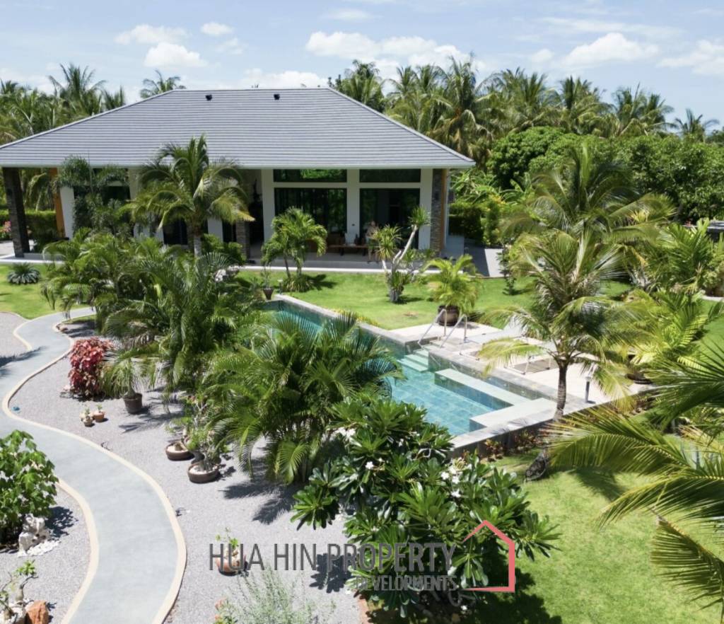 LUXURIOUS POOL VILLA DOPHIN BAY  : 3 bed mountain view