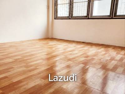 Versatile Commercial Building in Prime Yaowarat Location