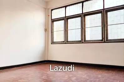 Versatile Commercial Building in Prime Yaowarat Location
