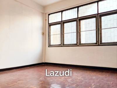 Versatile Commercial Building in Prime Yaowarat Location