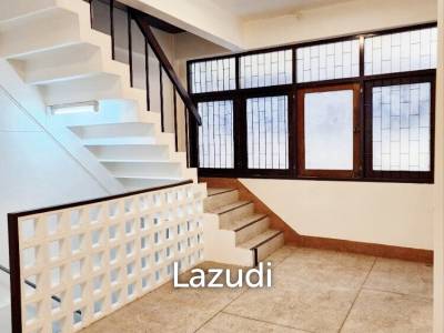 Versatile Commercial Building in Prime Yaowarat Location