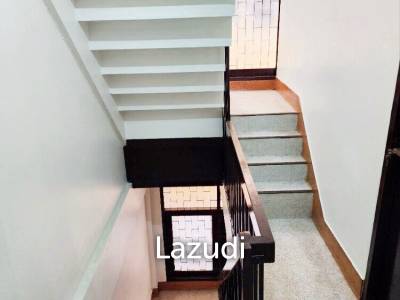 Versatile Commercial Building in Prime Yaowarat Location