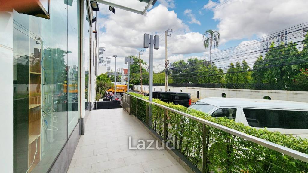 Prime 115sqm Spa Oasis on Bustling 39 Boulevard - Your Gateway to Success!