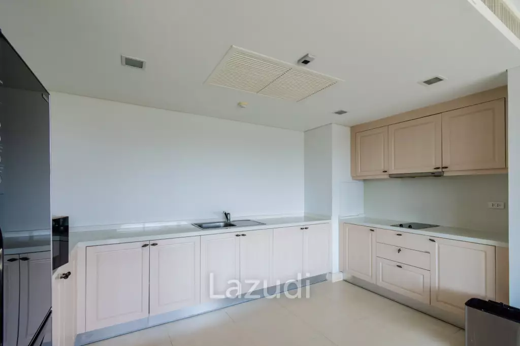 Beautiful Sea view 4 bed condo in Hua Hin center