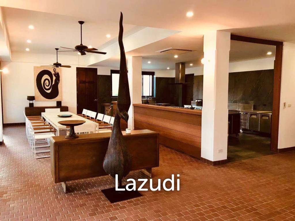 8-Bedroom Villa on Spacious Plot in Chaweng