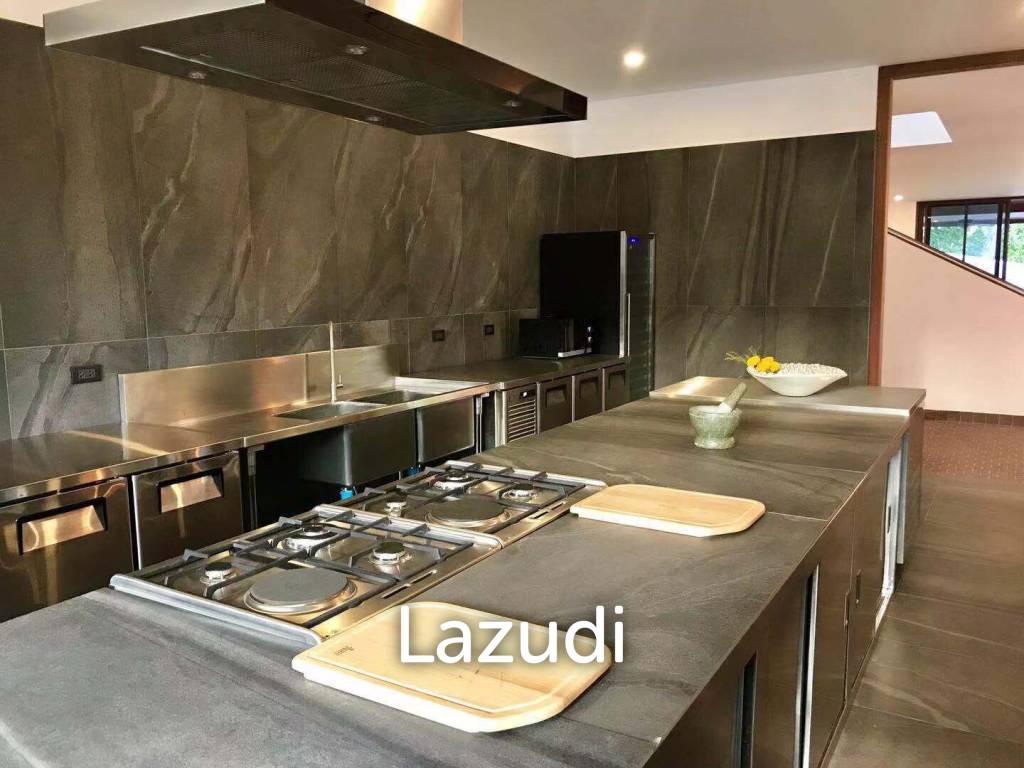 8-Bedroom Villa on Spacious Plot in Chaweng