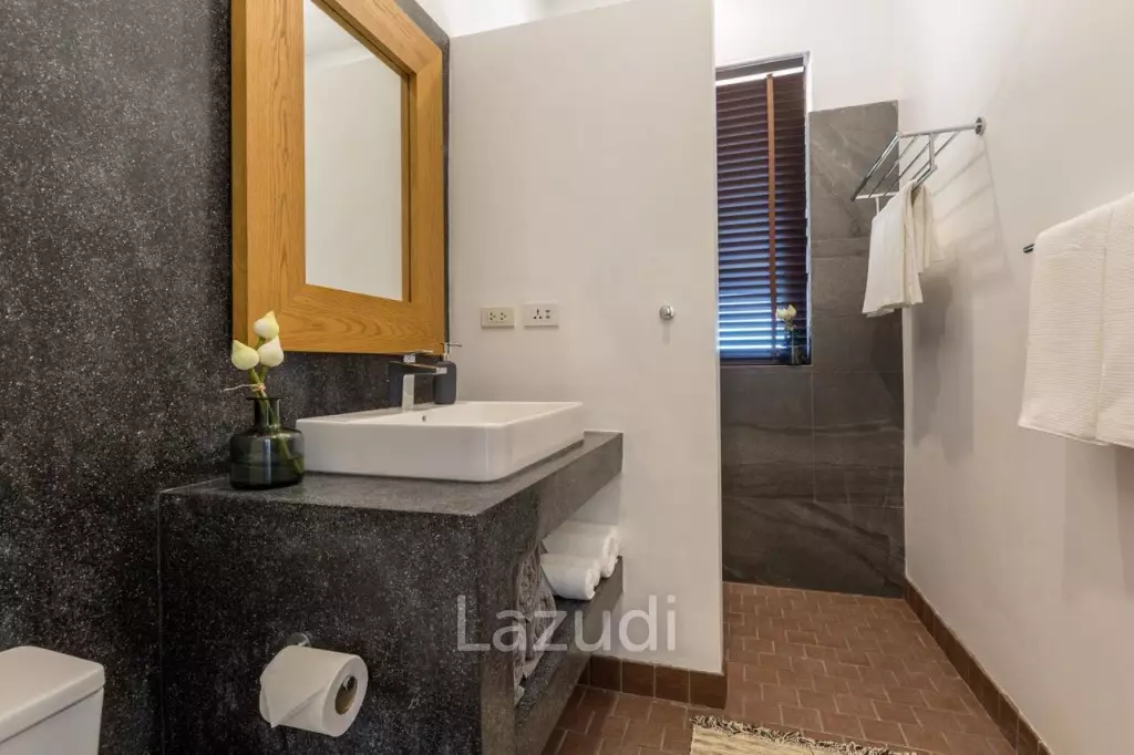 8-Bedroom Villa on Spacious Plot in Chaweng