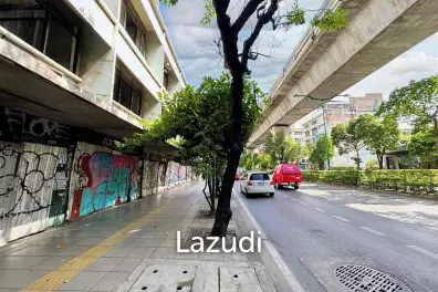 Prime Sukhumvit Main Road 8 Shophouses + 2 Houses Near BTS