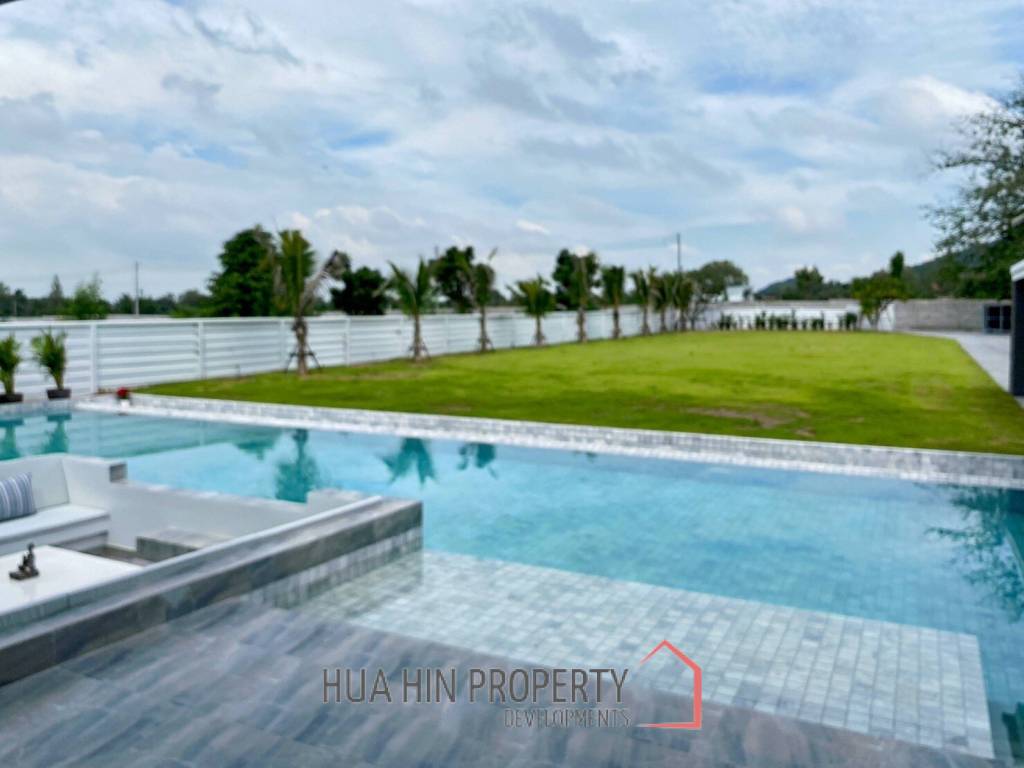 Black Mountain : Luxury 4 Bedroom Pool Villa