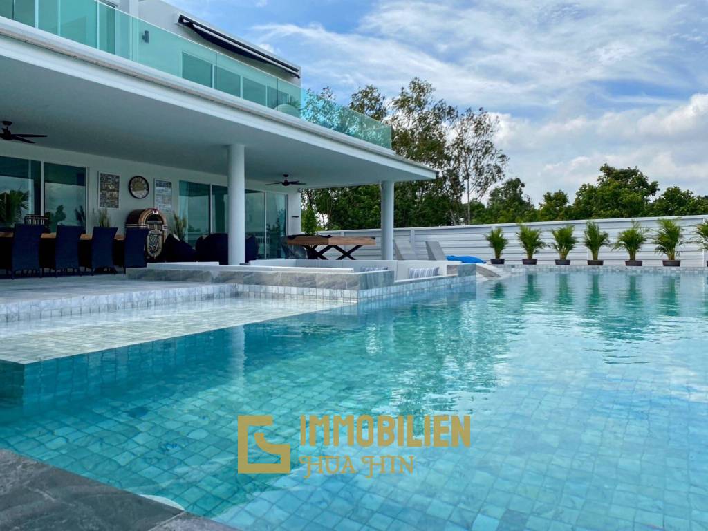 Black Mountain : Luxury 4 Bedroom Pool Villa