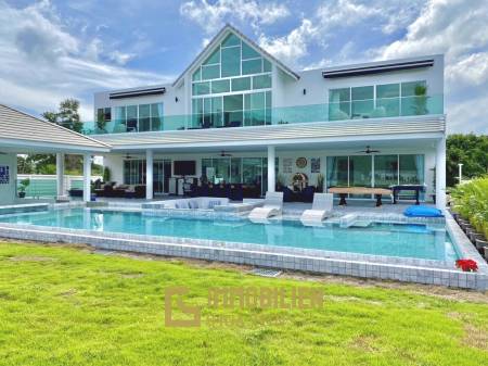 Black Mountain : Luxury 4 Bedroom Pool Villa