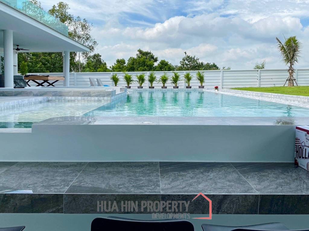 Black Mountain : Luxury 4 Bedroom Pool Villa