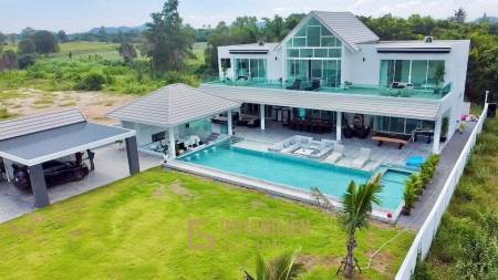 Black Mountain : Luxury 4 Bedroom Pool Villa