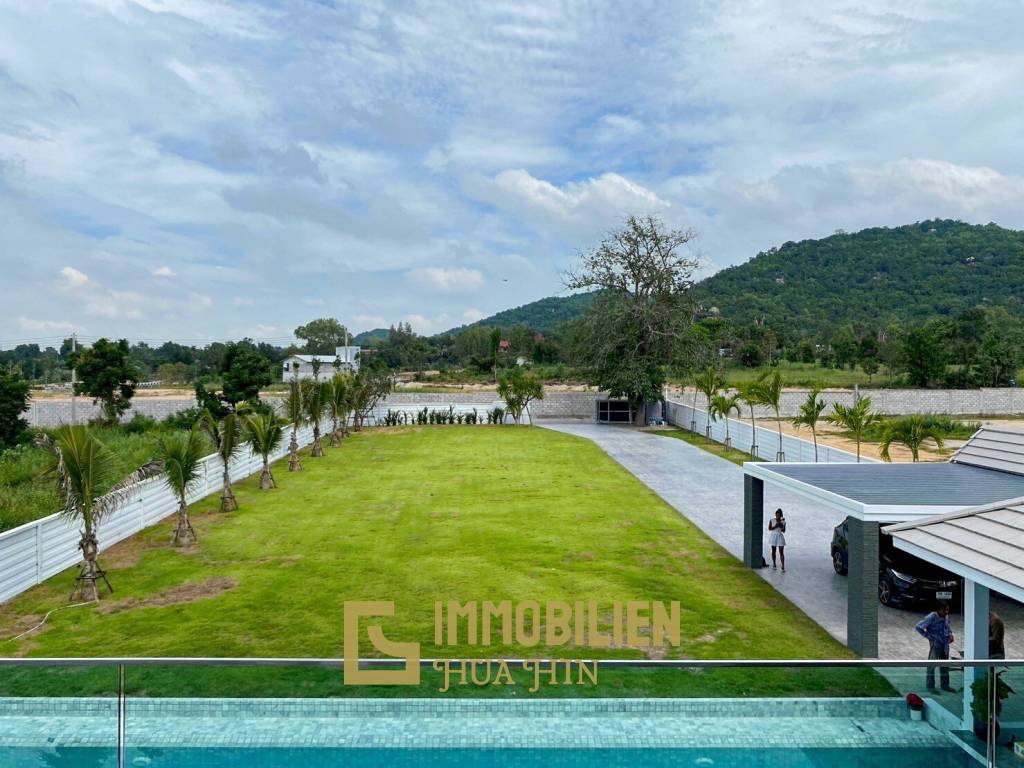 Black Mountain : Luxury 4 Bedroom Pool Villa