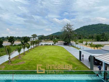 Black Mountain : Luxury 4 Bedroom Pool Villa