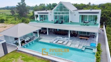 Black Mountain : Luxury 4 Bedroom Pool Villa