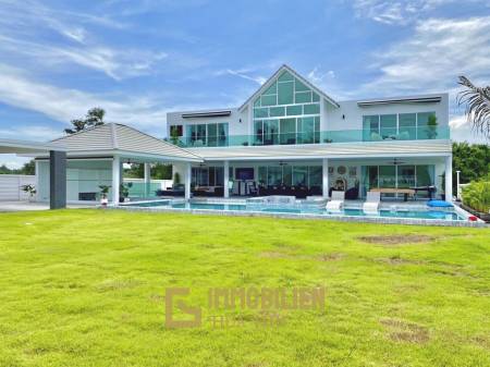 Black Mountain : Luxury 4 Bedroom Pool Villa