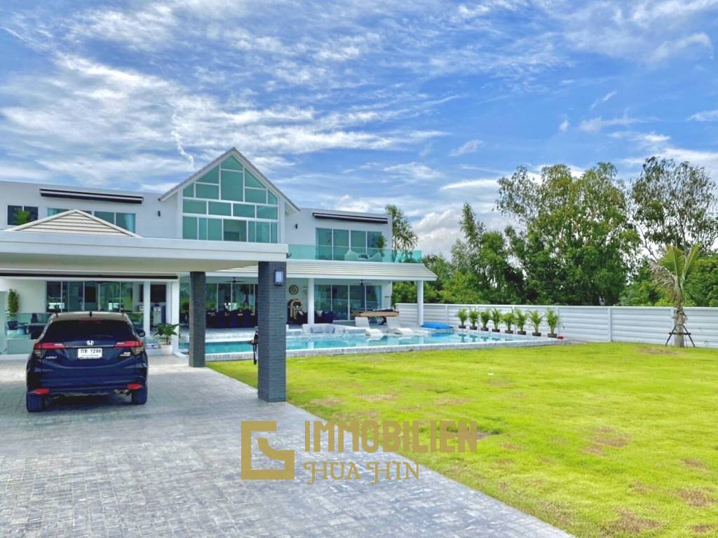 Black Mountain : Luxury 4 Bedroom Pool Villa