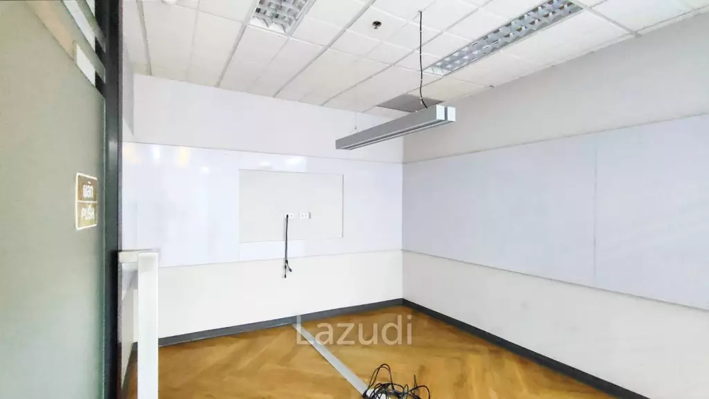 301 SQ.M Office space for rent in Pathumwan