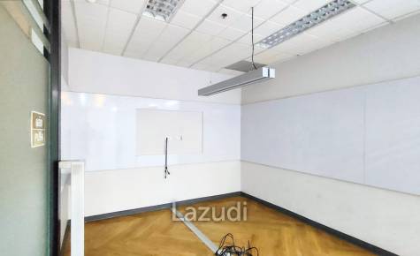 301 SQ.M Office space for rent in Pathumwan
