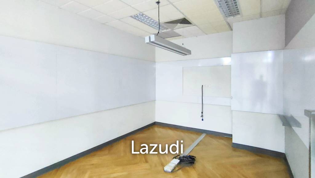 301 SQ.M Office space for rent in Pathumwan