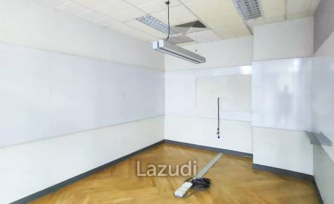 301 SQ.M Office space for rent in Pathumwan