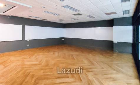 301 SQ.M Office space for rent in Pathumwan