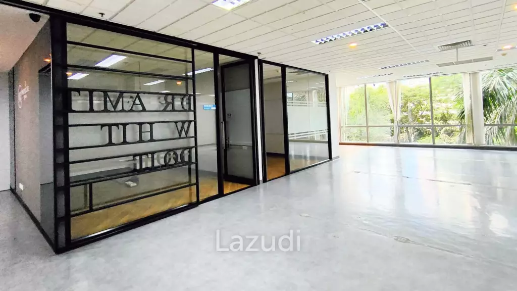301 SQ.M Office space for rent in Pathumwan