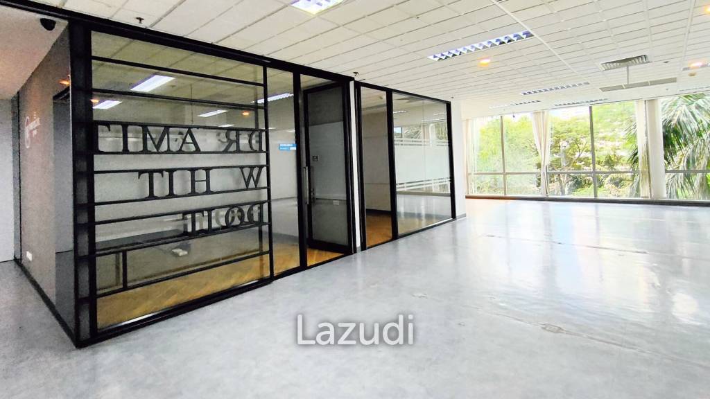 301 SQ.M Office space for rent in Pathumwan