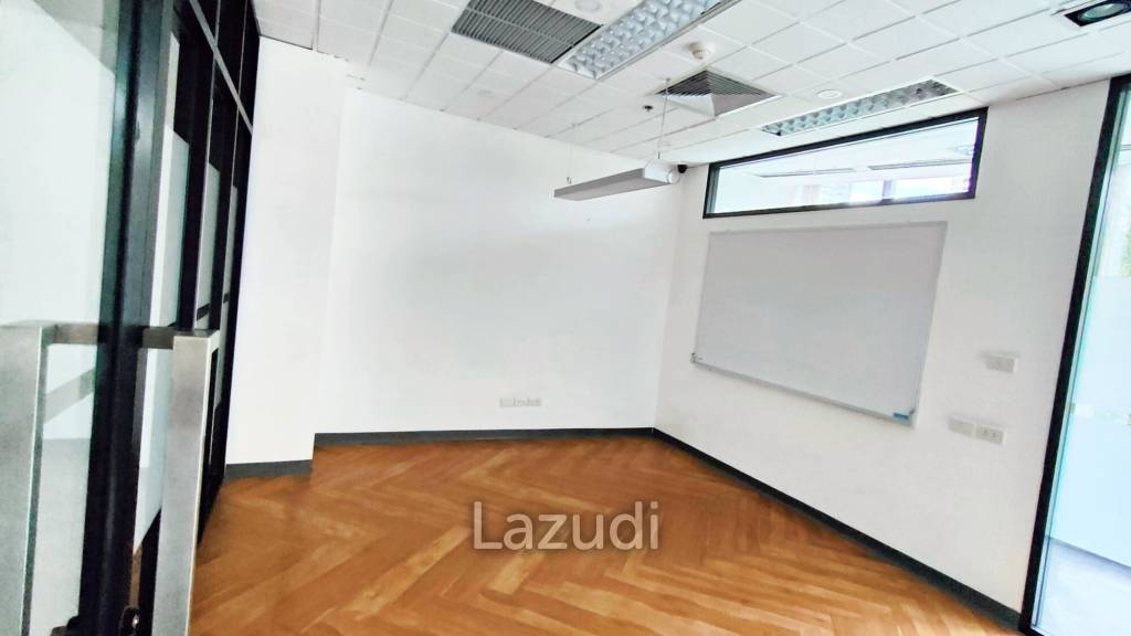 301 SQ.M Office space for rent in Pathumwan