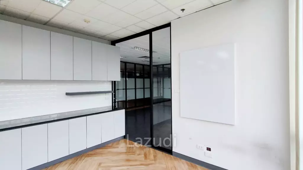 301 SQ.M Office space for rent in Pathumwan