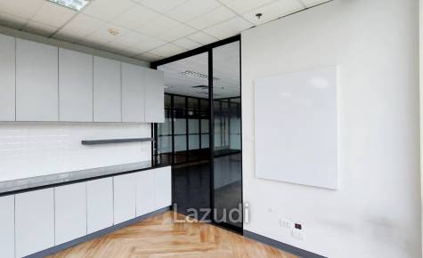301 SQ.M Office space for rent in Pathumwan